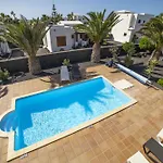 Vila Sensational 3 Bedrooms Myoga Spacious