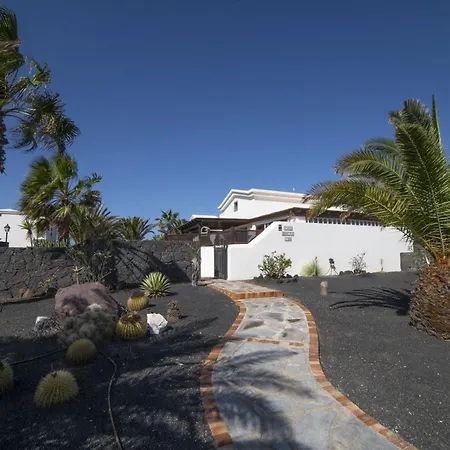 Sensational 3 Bedrooms Myoga Spacious Sun Terrace Outdoor Pool And Bbq Montana Roja Villa Playa Blanca (Lanzarote)
