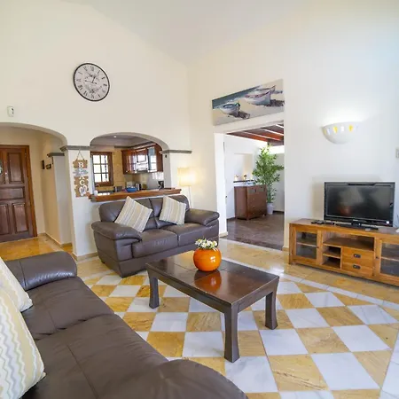 Sensational Playa Blanca Villa 3 Bedrooms Villa Myoga Spacious Sun Terrace Outdoor Pool And Bbq Montana Roja * Playa Blanca (Lanzarote)