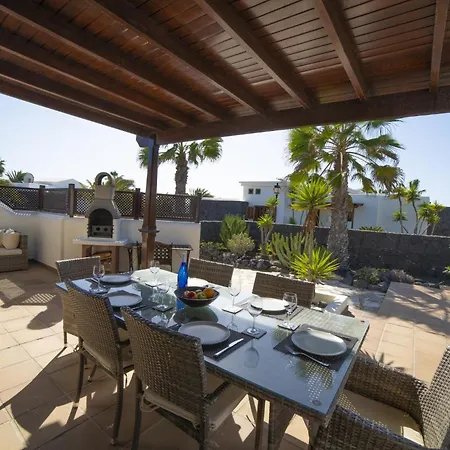 Sensational Playa Blanca Villa 3 Bedrooms Villa Myoga Spacious Sun Terrace Outdoor Pool And Bbq Montana Roja Villa Playa Blanca (Lanzarote)