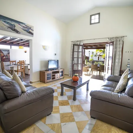 Sensational Playa Blanca Villa 3 Bedrooms Villa Myoga Spacious Sun Terrace Outdoor Pool And Bbq Montana Roja * Playa Blanca (Lanzarote)